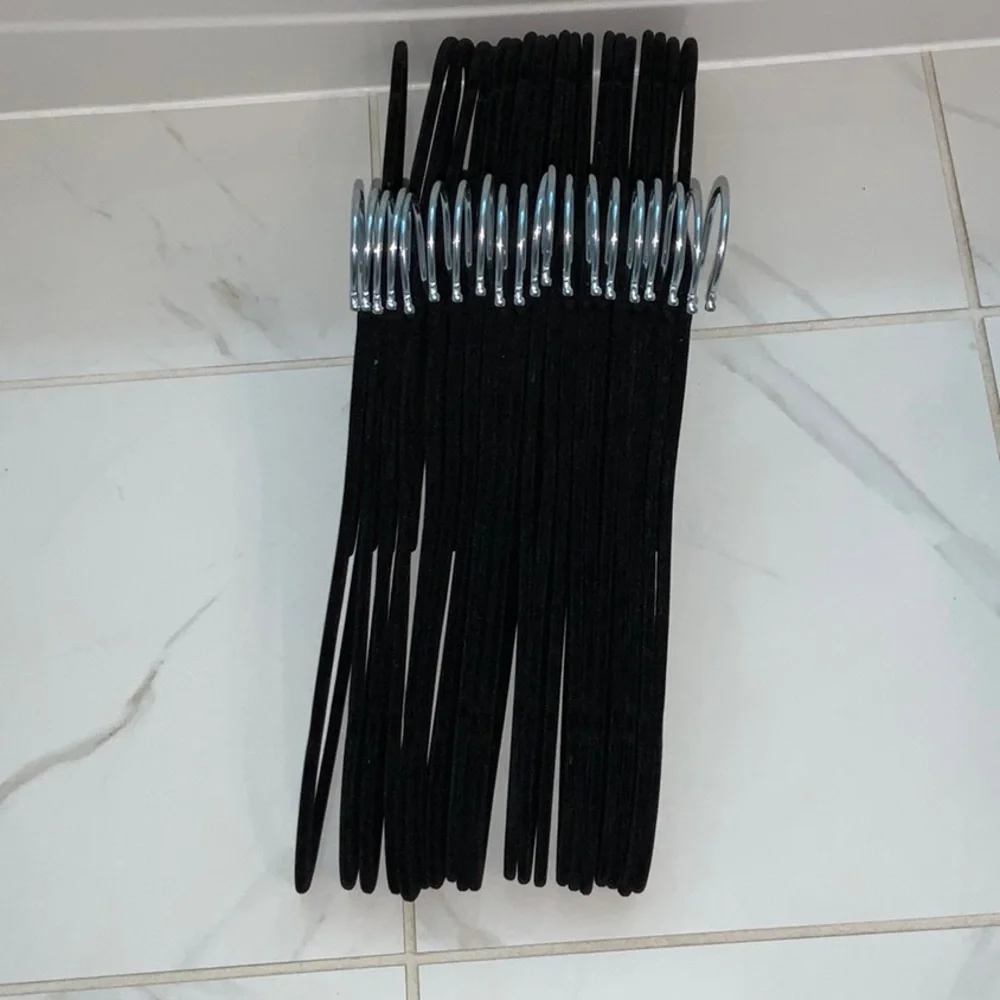 20 Skinny Velvet Multi Hangers Real Simple Black Silver Swivel Hook Non-Slip New - Picture 6 of 6